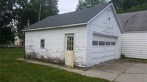2nd image of 222 E Leggett St