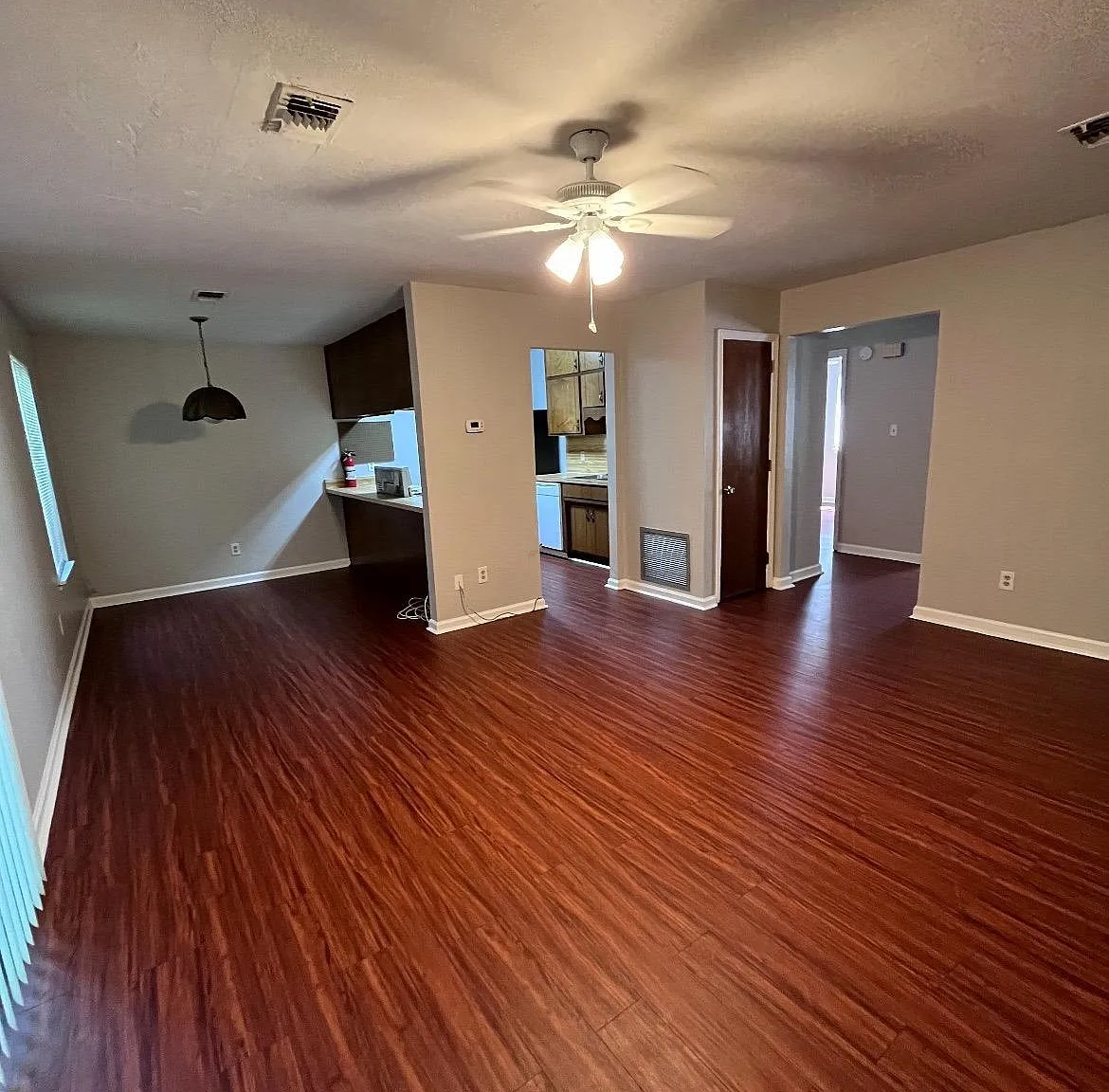 2 bed, 1.0 bath, 3550 sqft, $1,100 — Photo 4