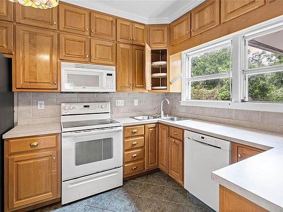 5th image of 3 McAlpine Dr