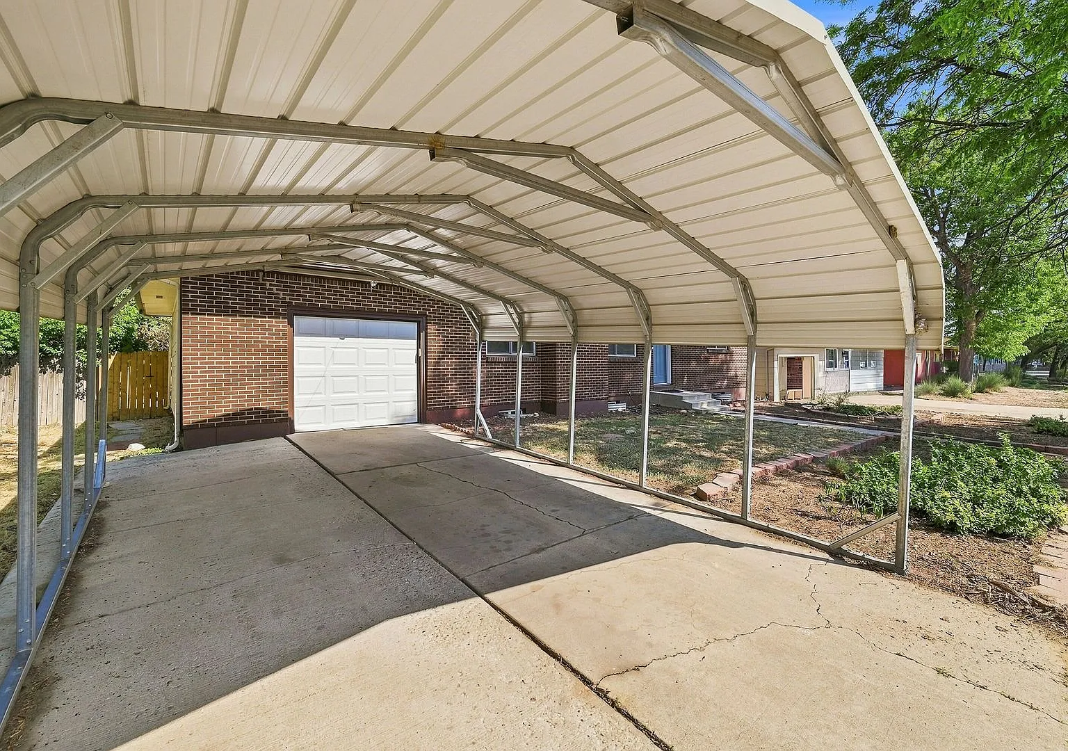 Updated 4bed 3bath with huge yard and garage + carport! — Photo 3