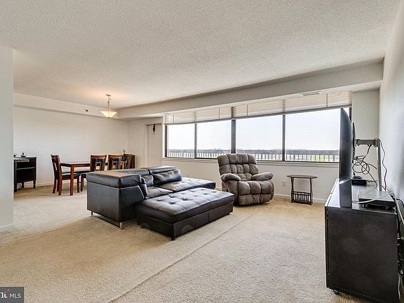 5th image of 3709 S George Mason Dr APT 913