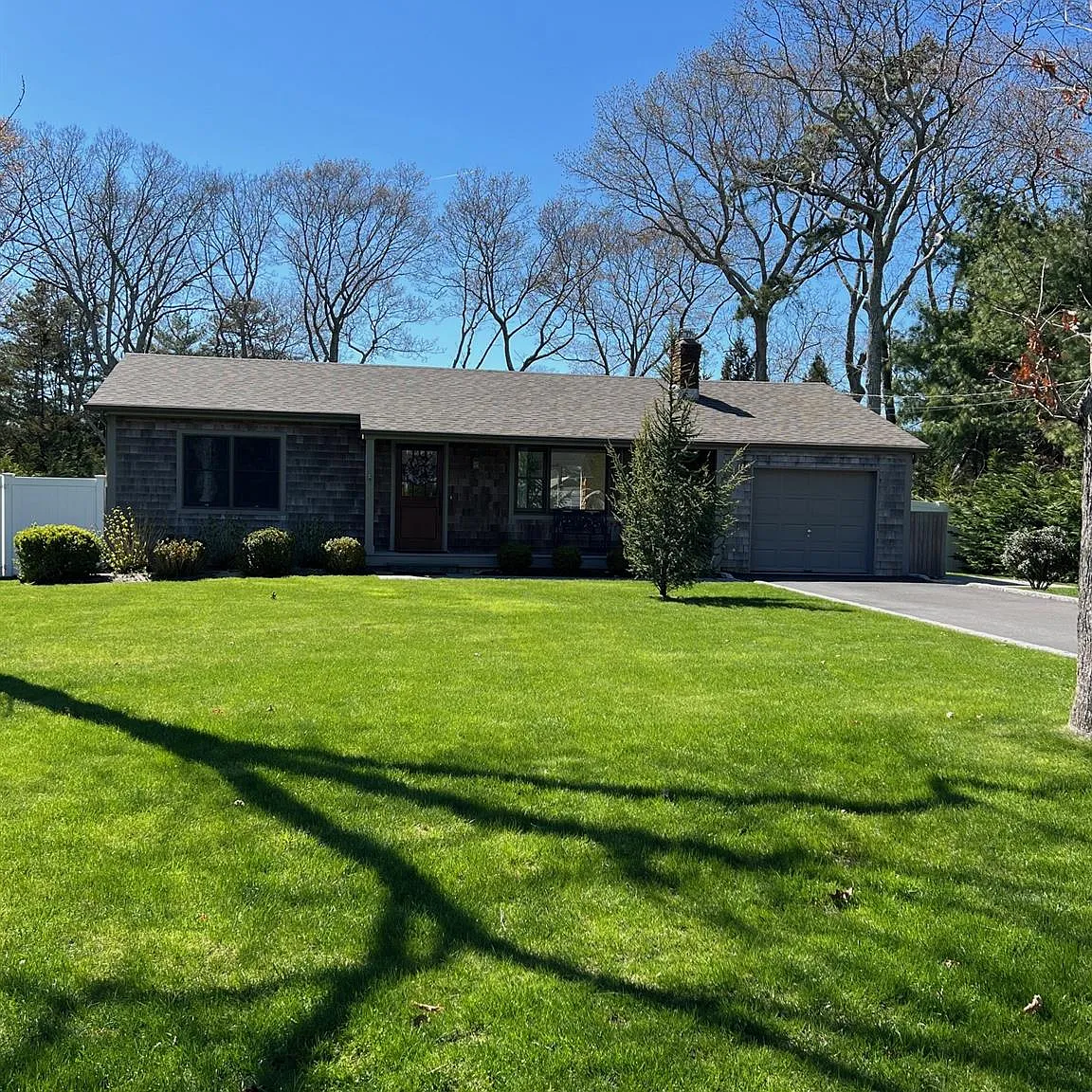 3 bed, 1.0 bath, 1400 sqft, $12,000 — Photo 1