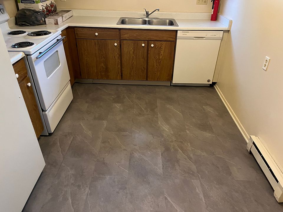 2nd image of 920 Meadows Dr #4