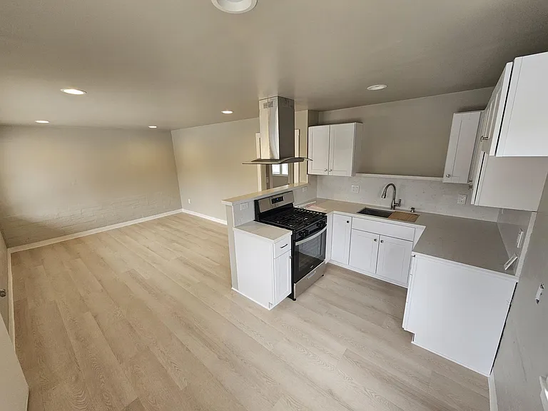 423 Whidbey St — Photo 2