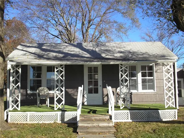 215 W 6th St, Wellsville, KS 66092