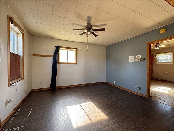 5th image of 233 Talbot St
