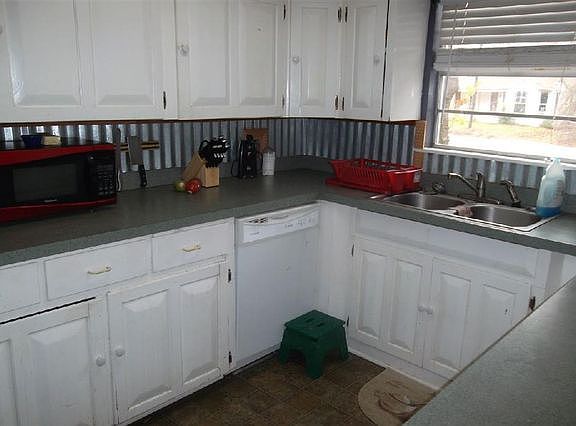4th image of 1014 N Pacific St