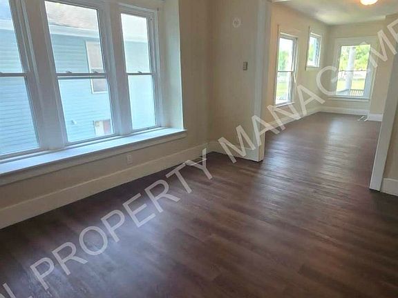 4th image of 2120 Stark St