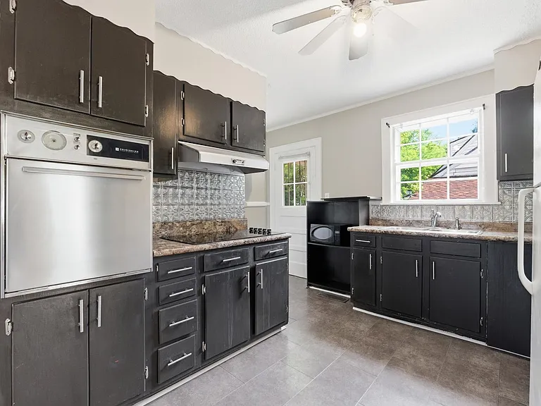 211 N Saint Marks Ave — Photo 8