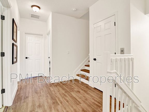 3rd image of 124 W Prive Cir W