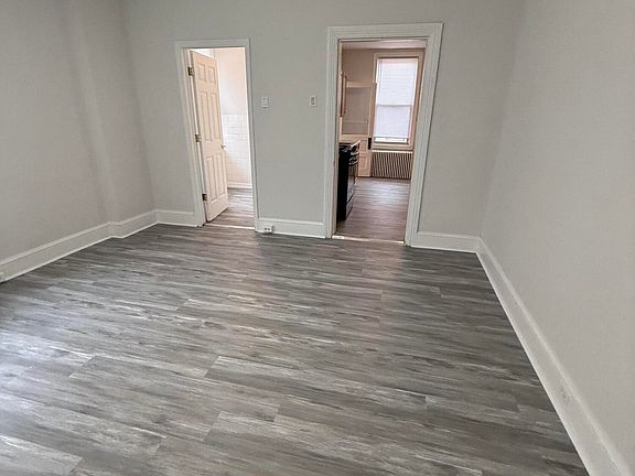 3rd image of 116 S Poplar St