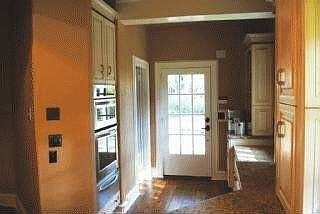 3rd image of 909 Arbor Ln