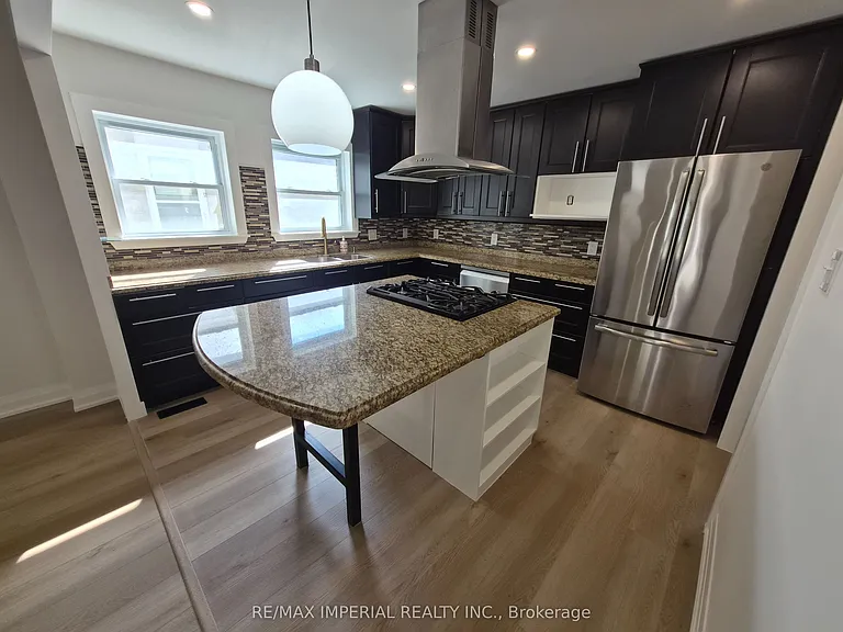 757 Pam Cres — Photo 3