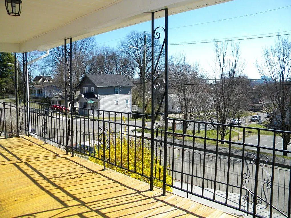 1305 Moses Ave — Photo 2