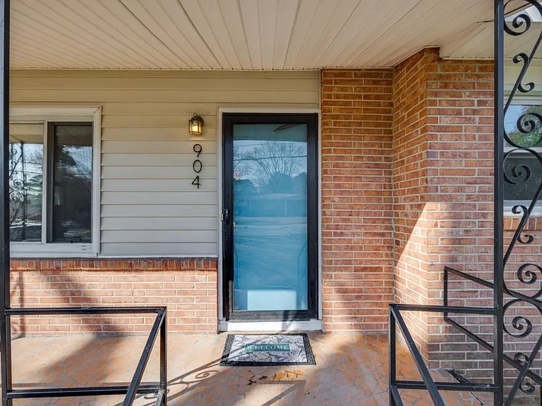 904 Beverly Dr — Photo 17