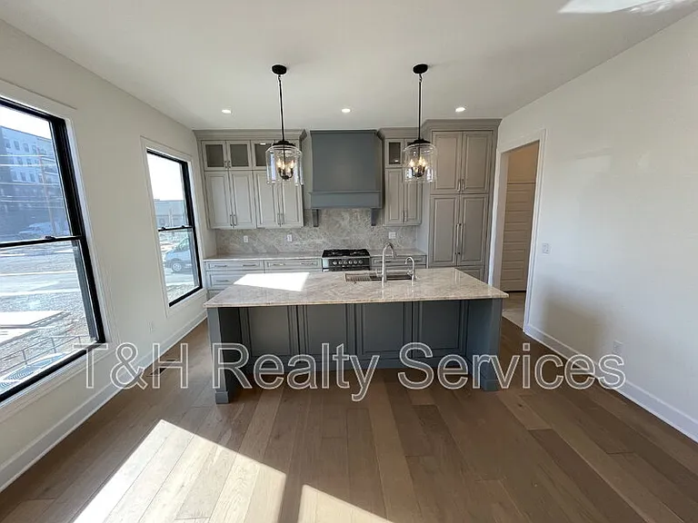 822 Union St — Photo 9