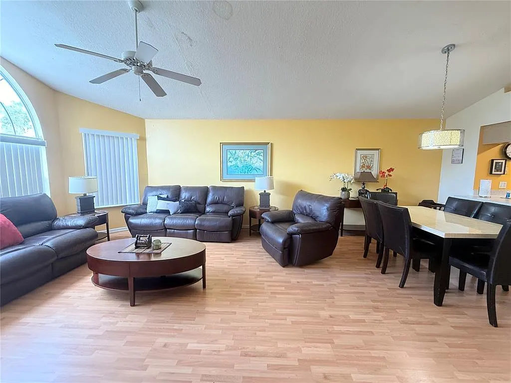 3 bed, 2.0 bath, 1357 sqft, $1,800 — Photo 4