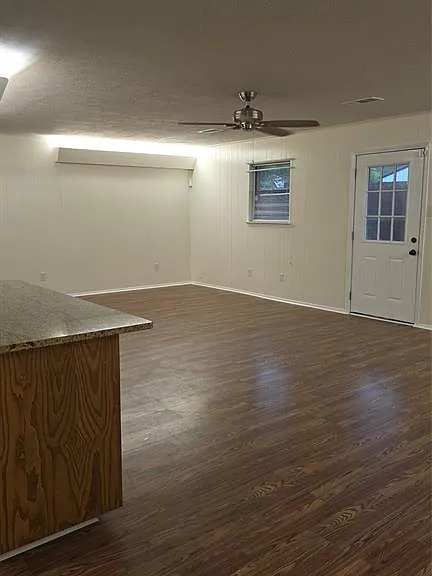 210 E Witt St — Photo 3