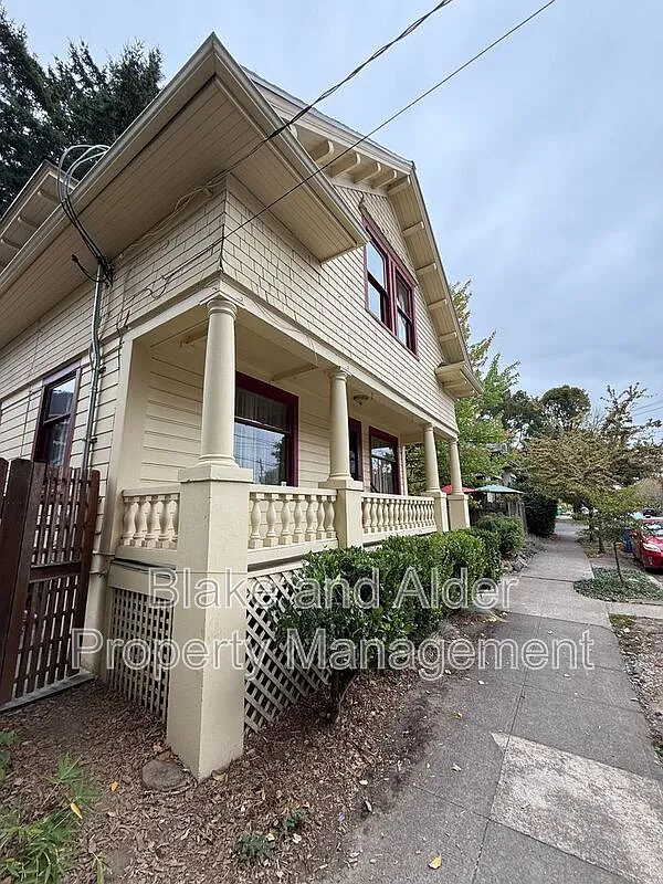 3 bed, 2.0 bath, 2520 sqft, $4,295 — Photo 2