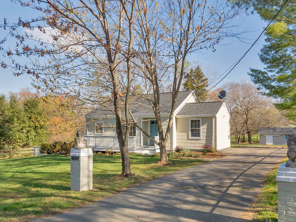 Cottage Living in town
