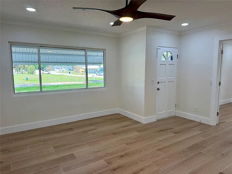 301 S Seminole Ave — Photo 6