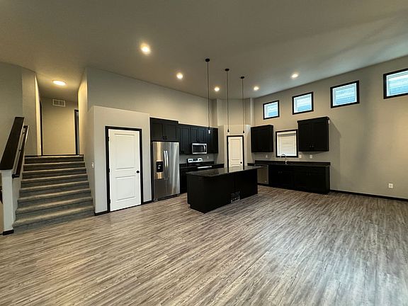 5th image of 1018 27th Ave W