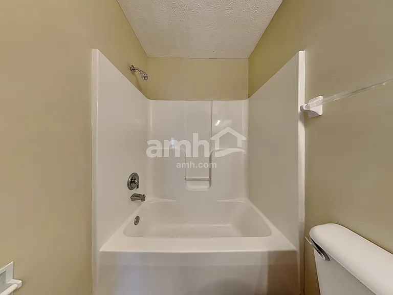 220 Hartford Ct — Photo 15