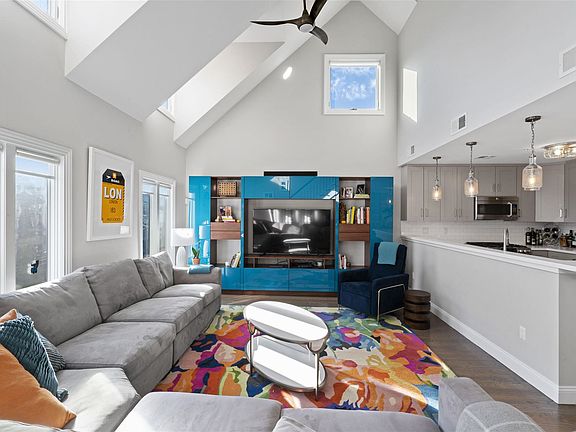 4th image of 212 4th St APT 3