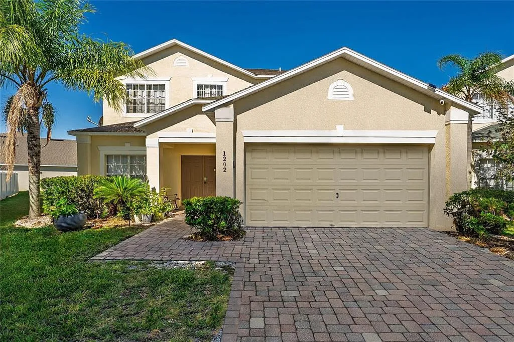 5 bed, 5.0 bath, 2636 sqft, $2,900 — Photo 2