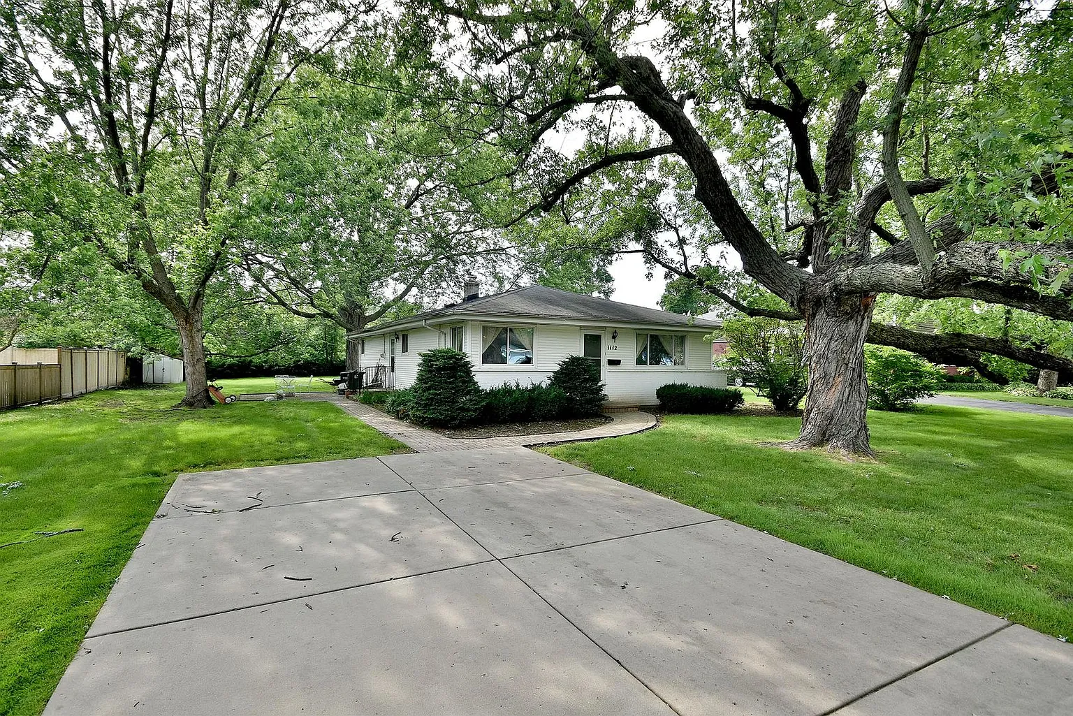 1112 Longmeadow Dr photo 1