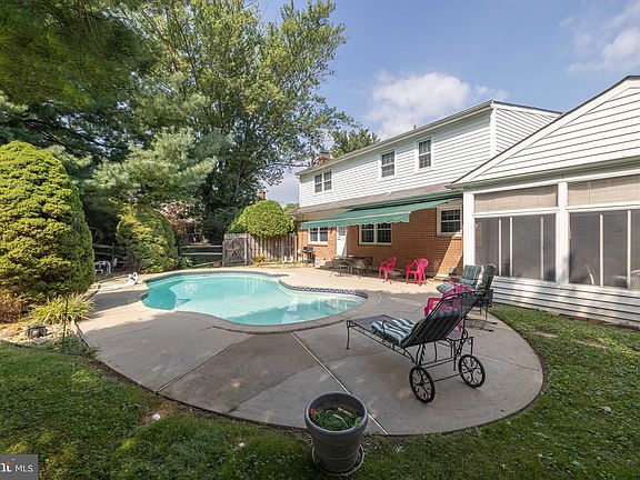 4th image of 110 Clover Dr