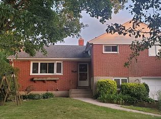 73 6th St, Hicksville, NY 11801