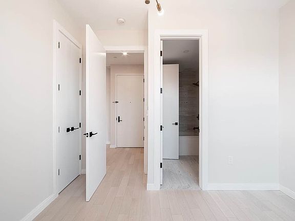 5th image of 980 Kent Ave #6A
