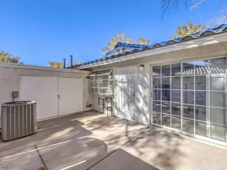 2132 Petersham Ct #D — Photo 16