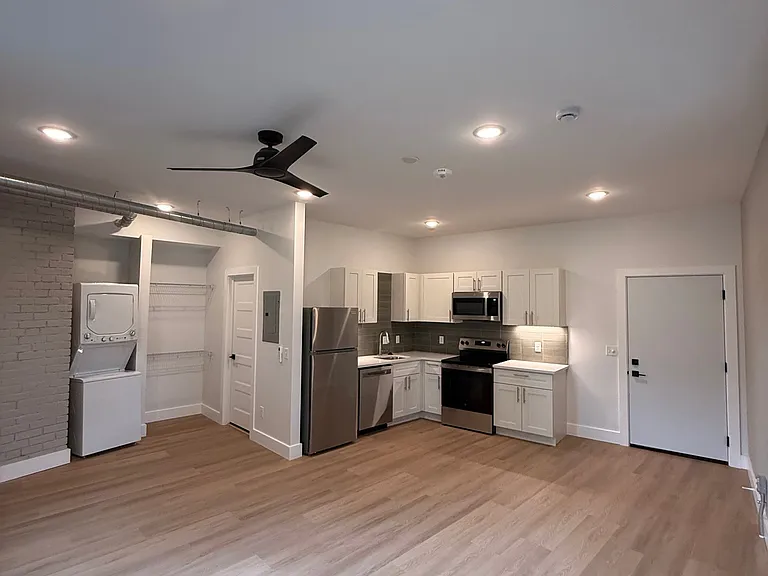 510 W Liberty St #12 — Photo 3