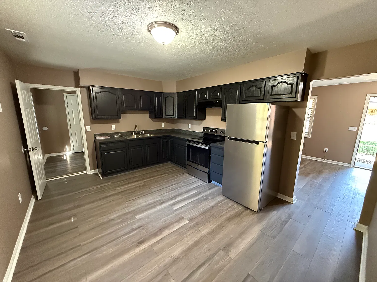4 bed, 1301 sqft, $1,600 — Photo 2