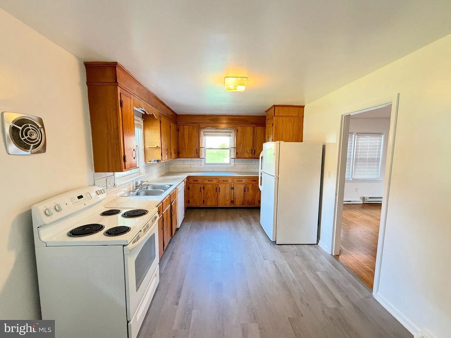 2 bed, 1.0 bath, 3198 sqft, $1,750 — Photo 2