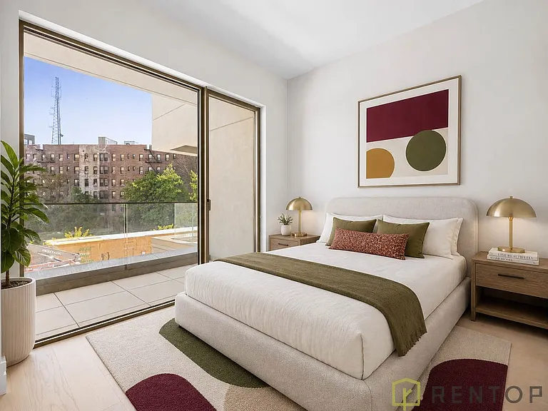 960 Franklin Ave #251 — Photo 5