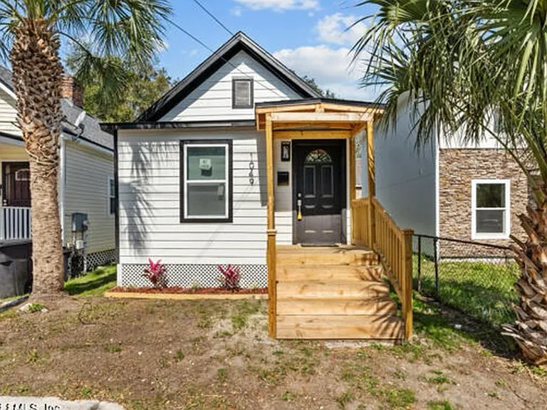 1049 E Union St — Photo 4