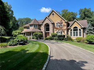 6 Bogey Pl, Montebello, NY 10901