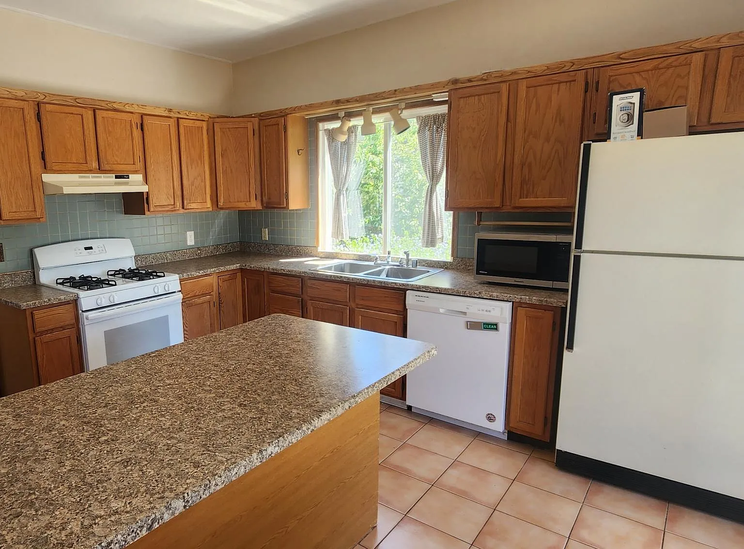 3 bed, 1600 sqft, $3,000 — Photo 4