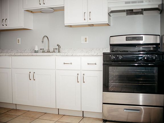4th image of 1080 Kelly Dr