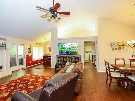5th image of 2 Merrihills Cir