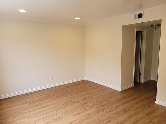 3rd image of 558 N Raymond Ave