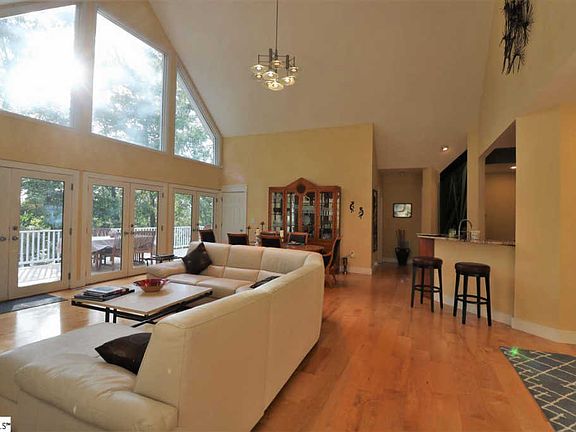5th image of 304 Royal Oaks Dr