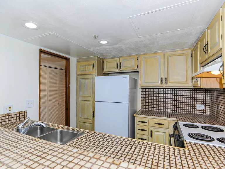 555 Hahaione St #B100 — Photo 12