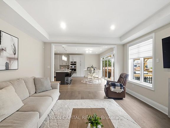5th image of 75 Bethpage Cres