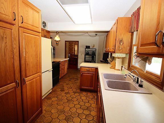 Spacious kitchen counters. 