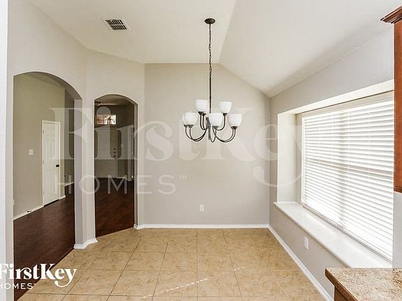 3rd image of 206 Clydesdale St