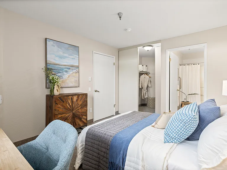 Carlton Concord's one-bedroom apartment floor plans feature a spacious walk-in closet.